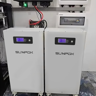 แบตเตอรี่ Lifepo4 15KWh 48V สำหรับจัดเก็บพลังงานแสงอาทิตย์ภายในบ้าน 51.2V 300Ah แบตเตอรี่ลิเธียมแบบเคลื่อนย้ายได้ 6000 รอบ